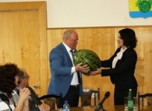 Камышане выкатили депутату Госдумы Анне Кувычко не один арбуз Камышане выкатили депутату Госдумы Анне Кувычко не один арбуз