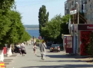 В Камышине по улице Ленина катается девушка «на колесе» В Камышине по улице Ленина катается девушка «на колесе»