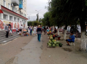 В Камышине улицу Ленина превратили в «базар-вокзал» В Камышине улицу Ленина превратили в «базар-вокзал»