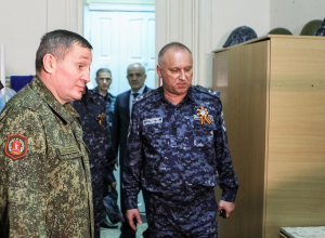 Губернатор Андрей Бочаров и начальник главка МВД Александр Кравченко нанесли визит полицейским региона, несущим непростую службу в Дагестане Губернатор Андрей Бочаров и начальник главка МВД Александр Кравченко нанесли визит полицейским региона, несущим непростую службу в Дагестане