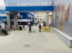 На центральном рынке выступает менестрель На центральном рынке выступает менестрель