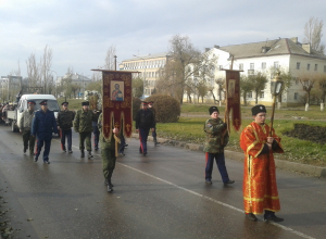 Крестный ход в Камышине возвел в ранг курьеза памятник святому на Комсомольской площади Крестный ход в Камышине возвел в ранг курьеза памятник святому на Комсомольской площади