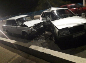 В Камышине на мосту столкнулись два ВАЗа: двое пострадавших в больнице В Камышине на мосту столкнулись два ВАЗа: двое пострадавших в больнице