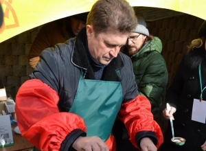Камышане выложили в сеть фото главы администрации города Станислава Зинченко, пекущего блины на Масленице в парке Камышане выложили в сеть фото главы администрации города Станислава Зинченко, пекущего блины на Масленице в парке