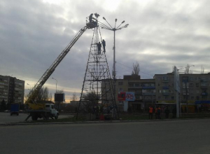 В Камышине елки наряжают все раньше, но праздника не прибавляется В Камышине елки наряжают все раньше, но праздника не прибавляется