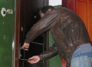 В Камышине местный житель обворовывал соседа, когда тот был на заработках В Камышине местный житель обворовывал соседа, когда тот был на заработках