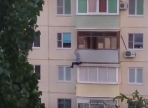 В Камышине очевидцы сняли на видео падение мужчины с балкона В Камышине очевидцы сняли на видео падение мужчины с балкона