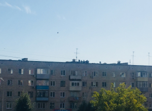В Камышине приступили к латанию дыр на крыше дома В Камышине приступили к латанию дыр на крыше дома