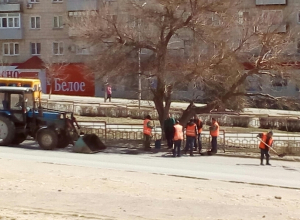 В Камышине дорожники начали «выдувать» прямоугольники для асфальтовых латок на улице Некрасова В Камышине дорожники начали «выдувать» прямоугольники для асфальтовых латок на улице Некрасова