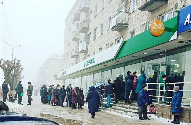 Камышане выстроились в огромные очереди к отделениям «Сбербанка», - «Блокнот Волгограда» Камышане выстроились в огромные очереди к отделениям «Сбербанка», - «Блокнот Волгограда»