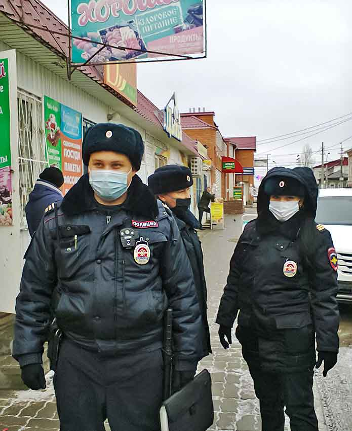 Полицейские Камышина вышли в рейд по центральному рынку Полицейские Камышина вышли в рейд по центральному рынку