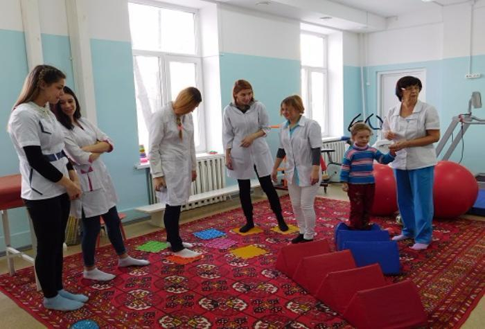 Волонтеры передали в детскую больницу Камышина оборудование для реабилитации детей с инвалидностью Волонтеры передали в детскую больницу Камышина оборудование для реабилитации детей с инвалидностью