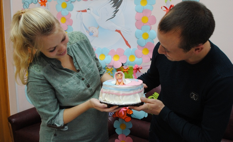 В Камышине будущим родителям дарят торт, в котором цвет начинки соответствует полу ребенка В Камышине будущим родителям дарят торт, в котором цвет начинки соответствует полу ребенка