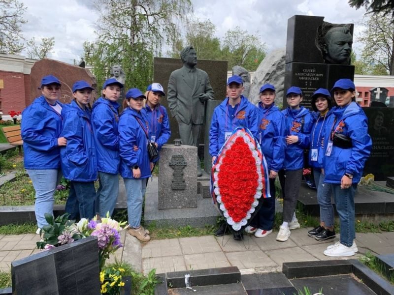 Юные камышане съездили в Москву и возложили цветы на могилу Маресьева на Новодевичьем кладбище
