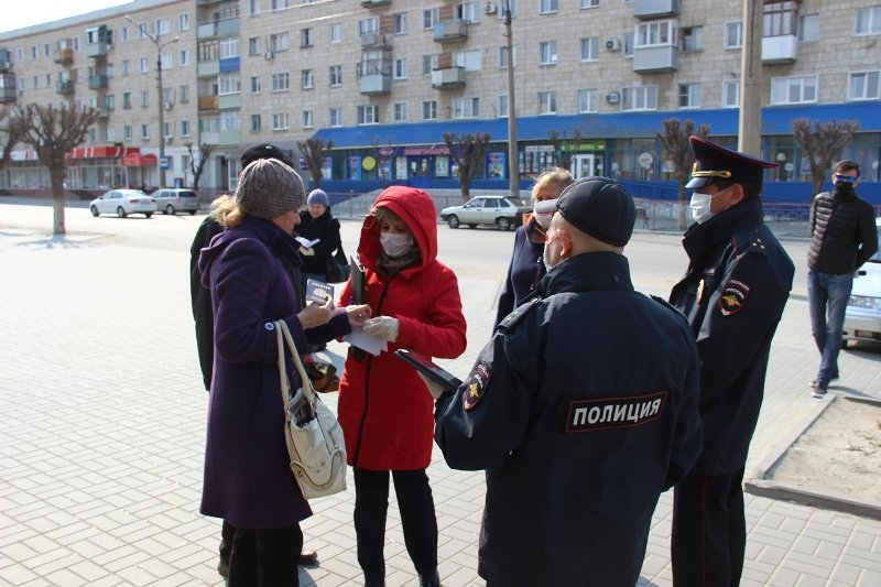 Чиновники Камышина вместе с полицией пошли пресекать нарушения режима самоизоляции Чиновники Камышина вместе с полицией пошли пресекать нарушения режима самоизоляции