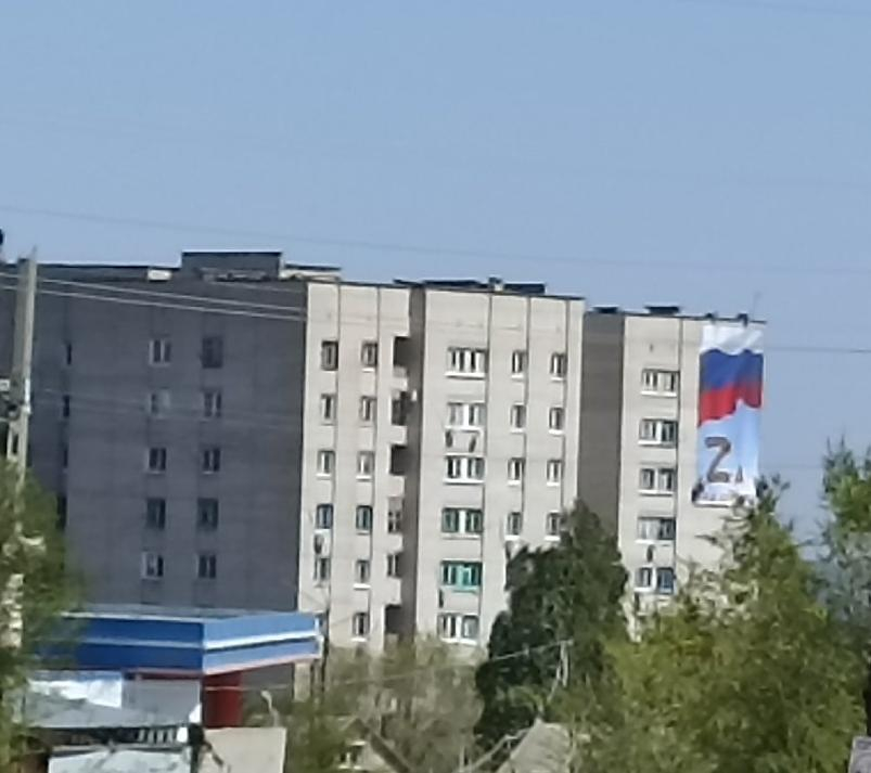 В Камышине накануне 9 мая появилось несколько ярких баннеров «Za наших!» В Камышине накануне 9 мая появилось несколько ярких баннеров «Za наших!»