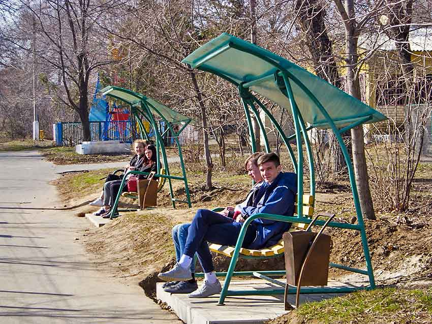 Писающие в городском парке