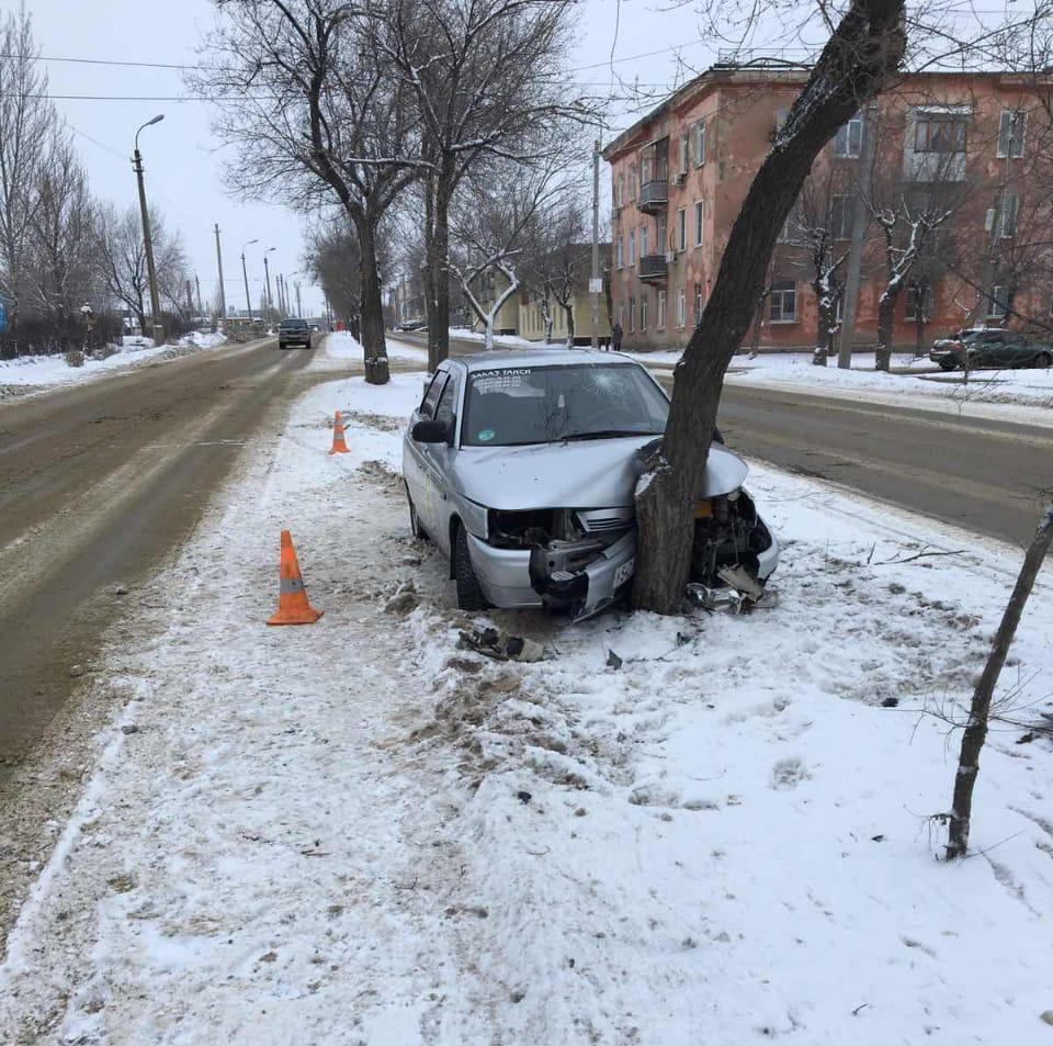 В Камышине в районе остановки «Молодежная» «зеленое такси» врезалось в  дерево из-за удара неизвестного водителя, который скрылся | 10.01.2020 |  Камышин - БезФормата