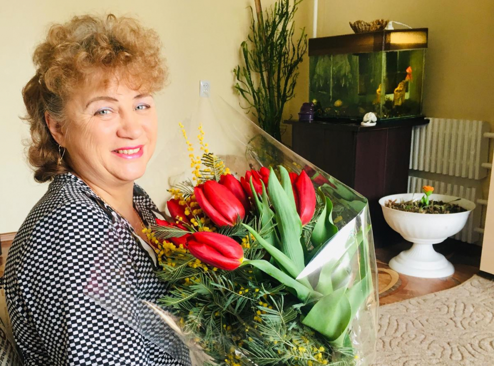 Родные и коллеги желают имениннице камышанке Светлане Поляковой всегда много алых тюльпанов и роз!