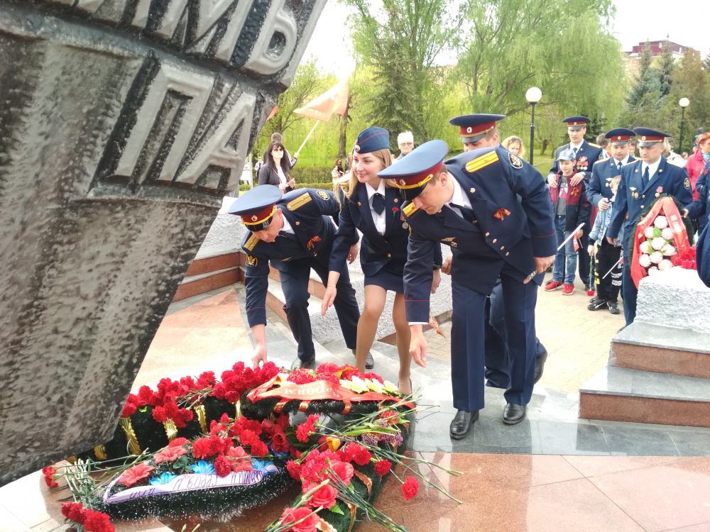 В Камышине на площади Павших борцов открылась выставка военной техники, начинается возложение цветов к памятнику погибшим