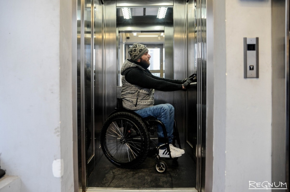 В Камышине запустили первый в Волгоградской области лифт для горожан с ограничениями по здоровью