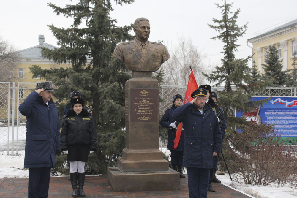 Если десантники покидают Камышин, может, перенести памятник Василию Маргелову? - камышанин