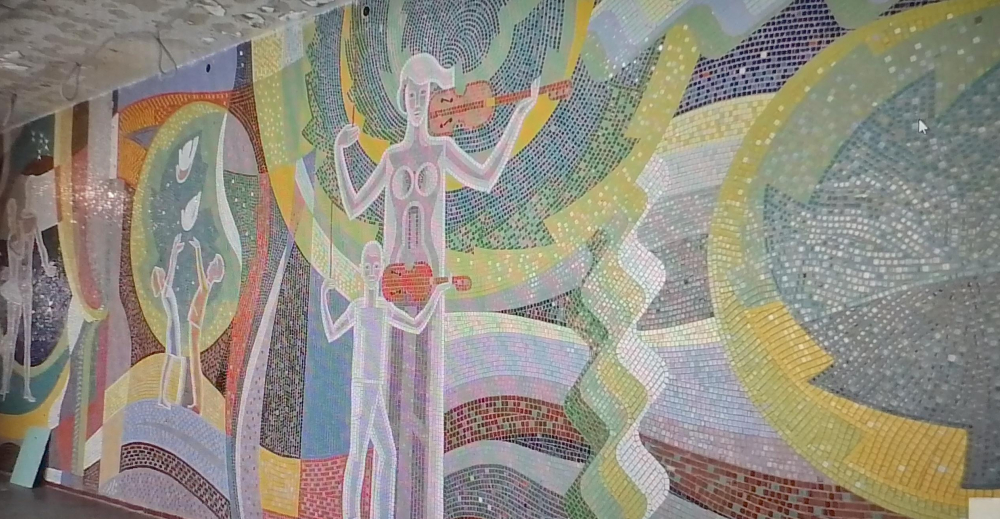 Мозаичную «женщину с грудью и скрипкой» в ДК «Текстильщик» Камышина решено не только оставить после ремонта, но и особо подсветить