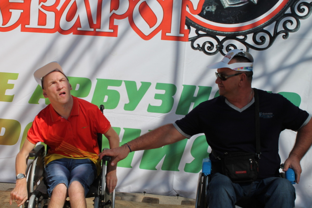 Чиновники Камышина продали билеты инвалидам-колясочникам на так называемую VIP-трибуну Арбузного парада и заставили больных людей мучиться под палящим солнцем