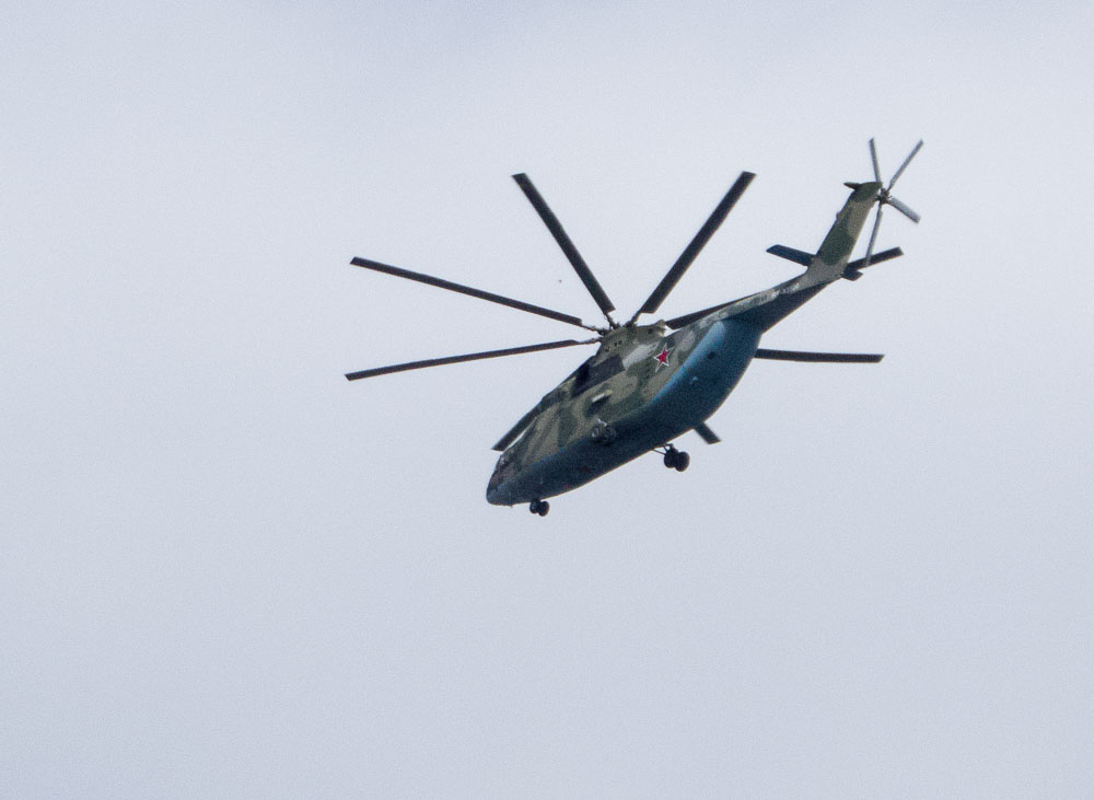 За 7 часов вертолет пролетел на 720. Военный вертолет. Российский военный вертолёт 2023 с триколлром. Военный вертолет пролетел над отдыхающими в Камышине.