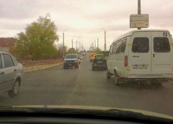 В Камышине многотонные фуры уже безнаказанно опробовали только что отремонтированный мост, - камышанка