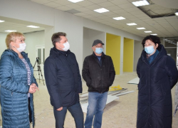 Глава Камышина Станислав Зинченко прибыл в центральную городскую библиотеку "тонизировать" подрядчика