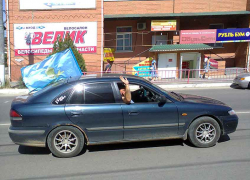 В Камышине ветераны-десантники выбрасывают из окон автомобилей  флаги ВДВ - фонтаны в городе отключены