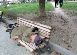 Это бомжи или пьяные спят в Камышине на улице Ленина? Надо же что-то делать, товарищи рулевые! - камышанин