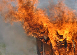 В Камышине сгорела хозпостройка неподалеку от пожарной части