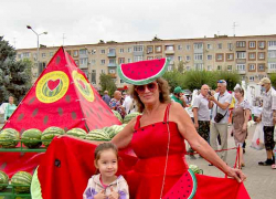 В Камышине на Арбузном фестивале в усеченном формате придумали фотозону из полосатых ягод и "царицы-скибки"