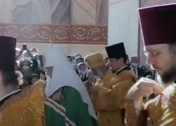 Патриарх Кирилл начал службу в храме Александра Невского в Волгограде (ВИДЕО)