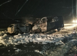 Автомобили камышан сошлись в лобовую на дороге между Камышином и Ольховкой и загорелись