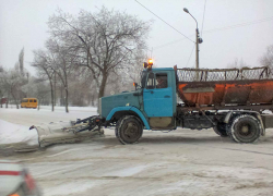 Первый заместитель Станислава Зинченко по "коммуналке" заявил, что с такими снегопадами муниципальная техника не выдержит