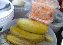 На камышинских рынках перед Новым годом подорожали соленые огурцы, орехи и мандарины, а калина подешевела