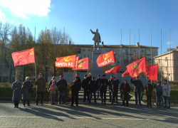 Коммунисты Камышина собрались на площади Павших борцов отметить годовщину Октябрьской революции