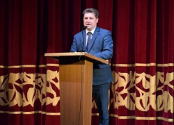 Глава Камышина Станислав Зинченко пригласил "избранную" общественность в театр на свой поздравительный доклад