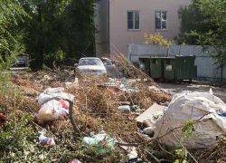 В Камышине регоператор "забастовал" против вывоза негабаритного мусора - город зарастает свалками