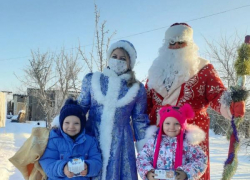 В Камышинском районе Дед Мороз со Снегурочкой уже ходят по селам и раздают  подарки