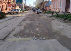 В Камышине жители улицы Комсомольской объявили в розыск испарившиеся бетонные плиты дорожного покрытия