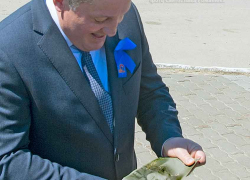 Андрей Бочаров увезет с собой на память праздничную маресьевскую листовку из тех, что камышане получили 20 мая с неба