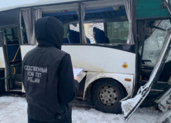 Андрей Бочаров дал поручения в связи с ДТП с рейсовым автобусом в Саратовской области: врачи спасают 23-летнего парня из Жирновска