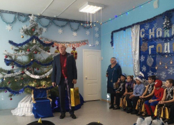 Спикер Камышинской городской думы Владимир Пономарев вошел в роль Деда Мороза  в детском доме