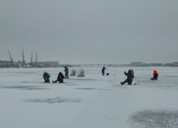 Отчаянные камышинские рыбаки наплевали на строгие запреты спасателей и расселись на льду по всей реке