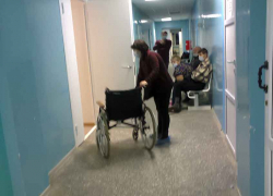 Читатель "Блокнота Камышина" запечатлел очередь на рентген в центральной городской больнице перед полуночью 29 января