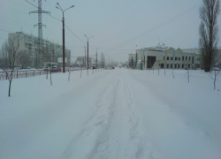 В Камышине буксуют машины, тротуары непроходимы, а синоптики обещают снегопад еще на три дня, да с ветром